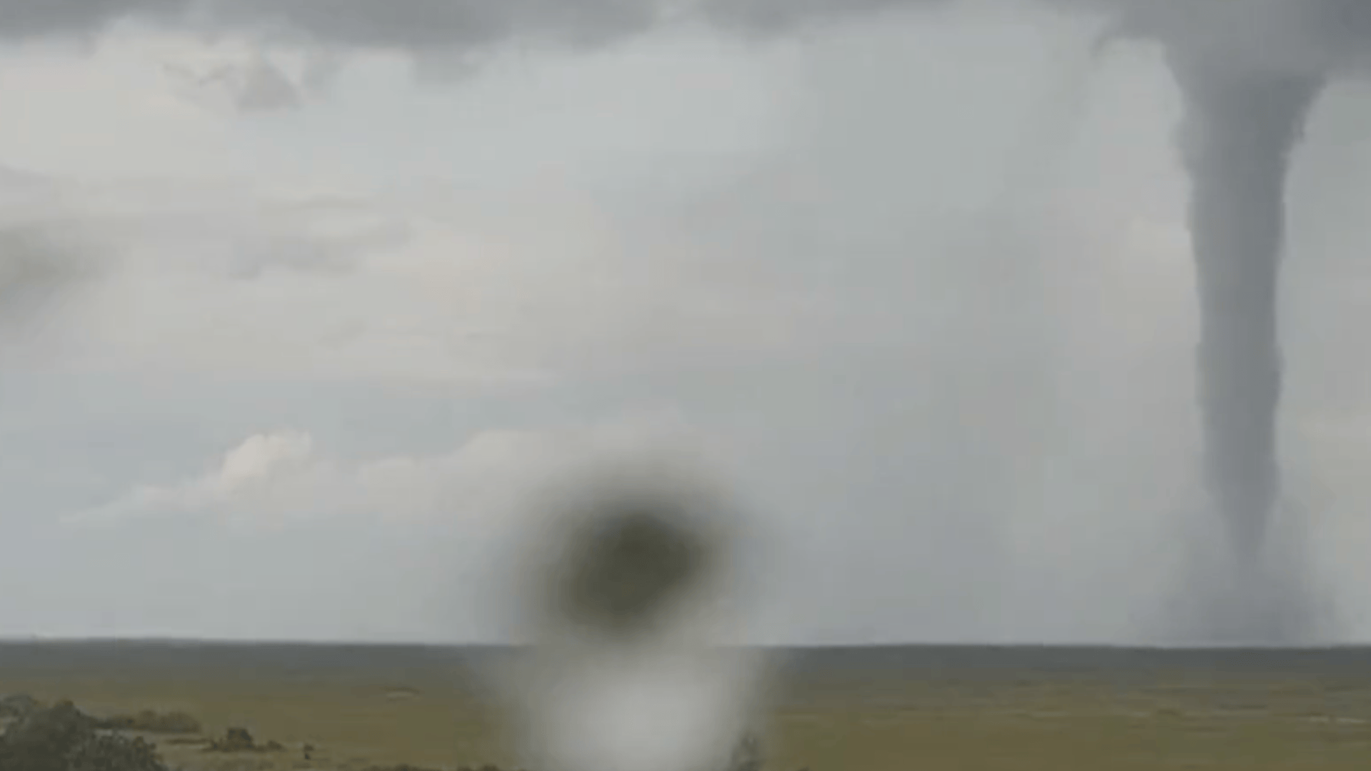 Video capta tornado gigante en Florida durante el paso del huracán